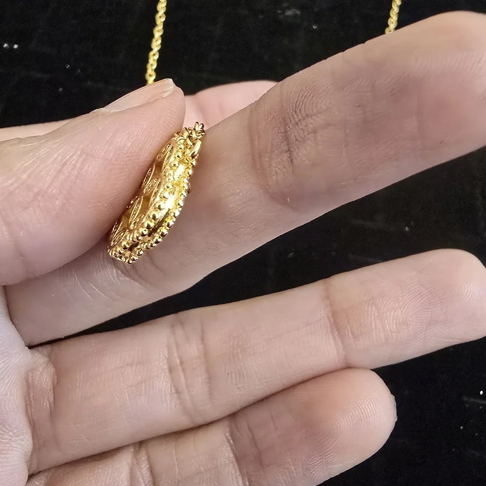 Elegant L'azurde Gold Necklace with Mother of Pearl Pendant